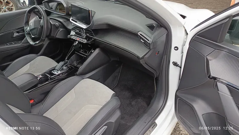 Avant Peugeot 208 après nettoyage