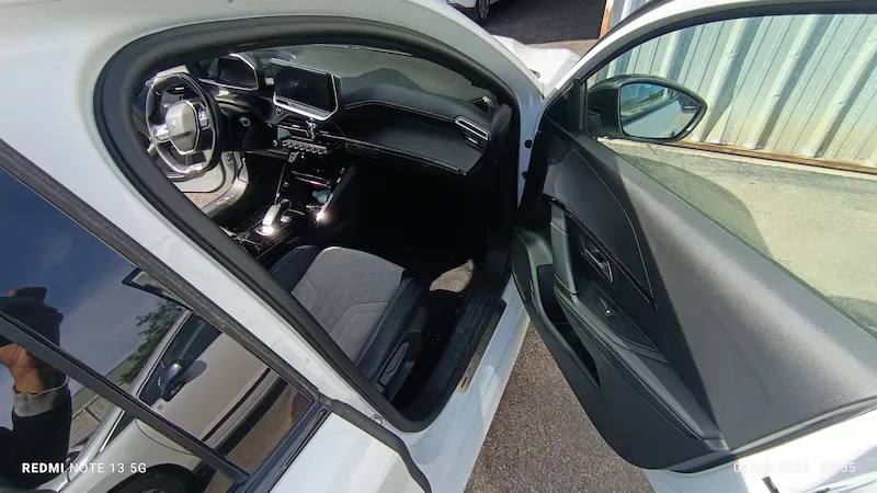 Intérieur Peugeot 208 après nettoyage